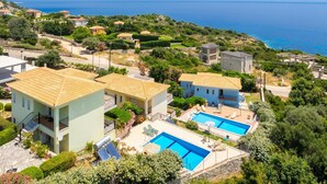 A coastal residential area with houses, a swimming pool, and a view of the sea. - Skala Villa Green - Three Bedroom Villa, Sleeps 6 (Ionian Islands)