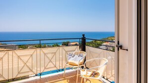 A balcony with a clear view of the sea, a chair, and a small table. - Skala Villa Green - Three Bedroom Villa, Sleeps 6 (Ionian Islands)