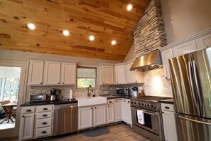 Fridge, microwave, oven, stovetop - Villa MiaNova: A Modern Hideout in the Woods. (Lake Ariel)