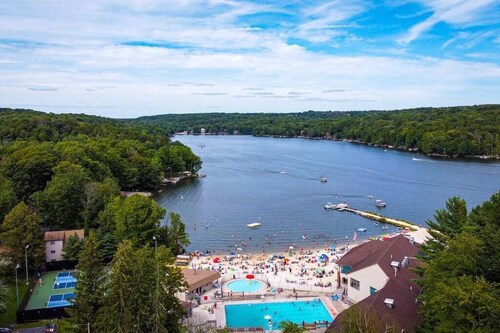 Villa MiaNova: A Modern Hideout in the Woods.