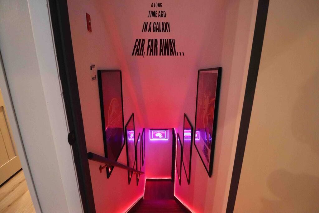 En smal gang med et rødt neonlys der står: "FOR LÆNGST SIDEN I EN GALAKSE LANGT, LANGT UNNA...".