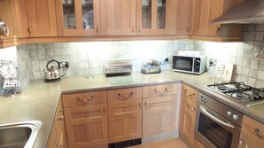 Microwave, oven, dishwasher, cookware/dishes/utensils - Arcadia House 3b (Tenby)