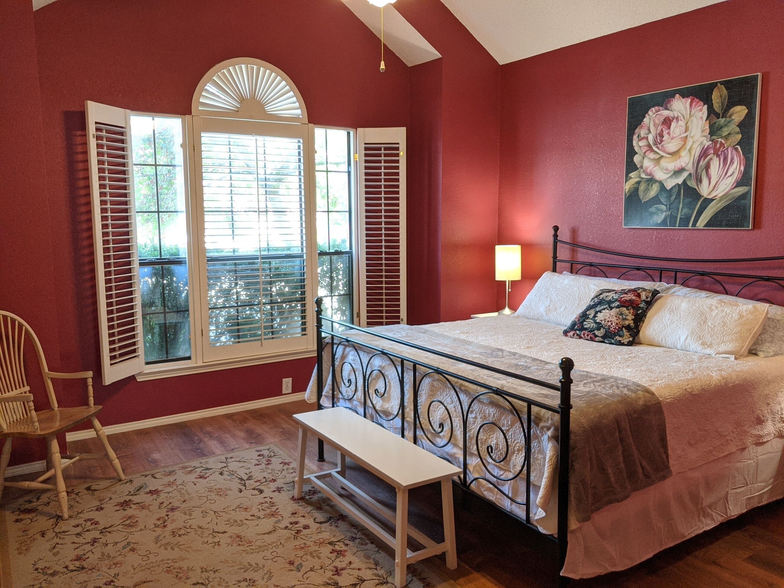 Spacious 2 Bedroom / 2 Bath House in North Dallas with 2 car Garage