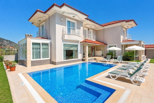 Villa Nirvana - Five Bedroom Villa, Sleeps 10