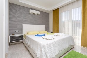 5 habitaciones, tabla de planchar con plancha, wifi y ropa de cama 