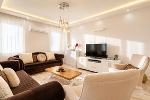 Books - Villa Mina - Five Bedroom Villa, Sleeps 9 (Dalyan)