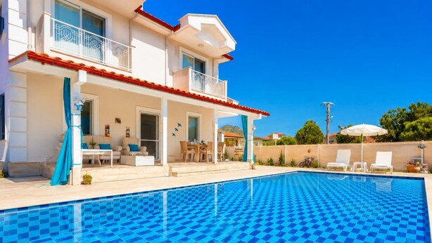 Uma casa de dois andares com piscina, área de estar externa e varanda coberta.