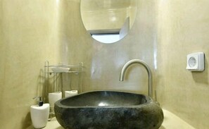 Appartement, 2 chambres | Lavabo de la salle de bain