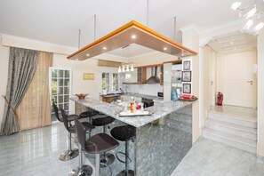 Refrigerador, microondas, horno y lavavajillas 