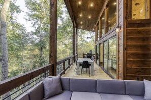 Outdoor dining - Hot Tub & Riverside Firepit | 3 Fireplaces (McCaysville)