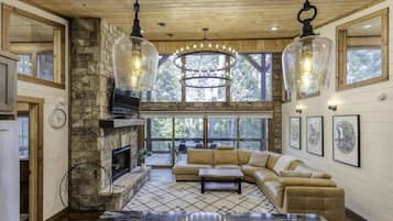 Télévision, cheminée, table de tennis de table