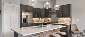 4BR getaway w/ backyard & hot tub