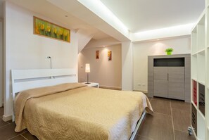 5 habitaciones, tabla de planchar con plancha, wifi y ropa de cama 