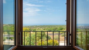 A balcony with a metal railing and a view of a green landscape and the ocean. - Villa Palazzola - Five Bedroom Villa, Sleeps 12 (Scicli)