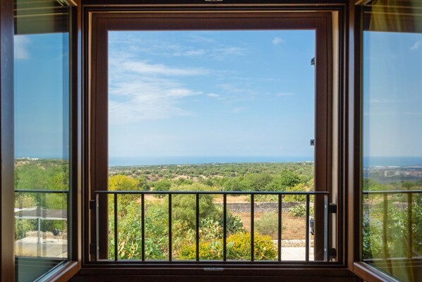 A balcony with a metal railing and a view of a green landscape and the ocean. - Villa Palazzola - Five Bedroom Villa, Sleeps 12 (Scicli)