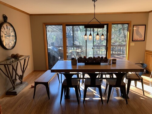 Spacious home with seasonal lake access. Pet friendly!