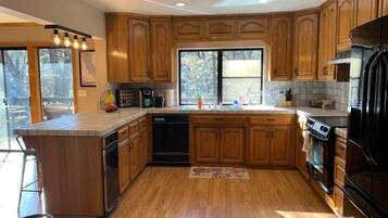 Coffee/tea maker, fridge, microwave, oven