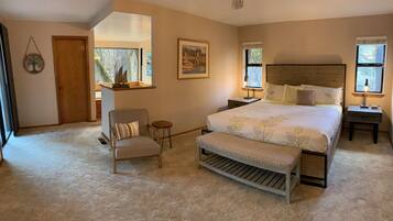 4 bedrooms, desk, travel crib, WiFi (free)