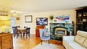 TV connectée, livres, espaces bureaux