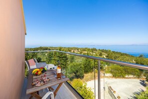 Outdoor dining - Villa Stephania - Six Bedroom Villa, Sleeps 11 (Apergatika)