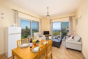 TV, DVD player, books - Villa Stephania - Six Bedroom Villa, Sleeps 11 (Apergatika)