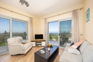 Een televisie, een dvd-speler en boeken