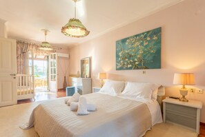 4 bedrooms, iron/ironing board, travel cot, WiFi - Villa Durrell - Four Bedroom Villa, Sleeps 7 (Kontokali)