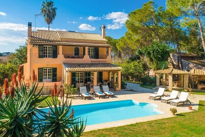 Villa Durrell - Four Bedroom Villa, Sleeps 7