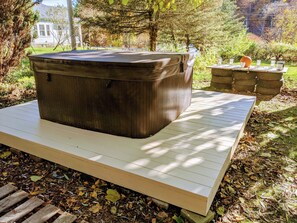 Outdoor spa tub - Callicoon Creek House with Pool + Hot Tub (Callicoon)