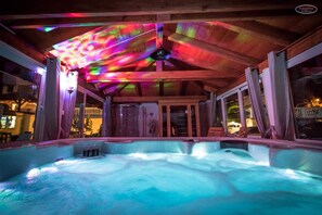 Indoor spa tub