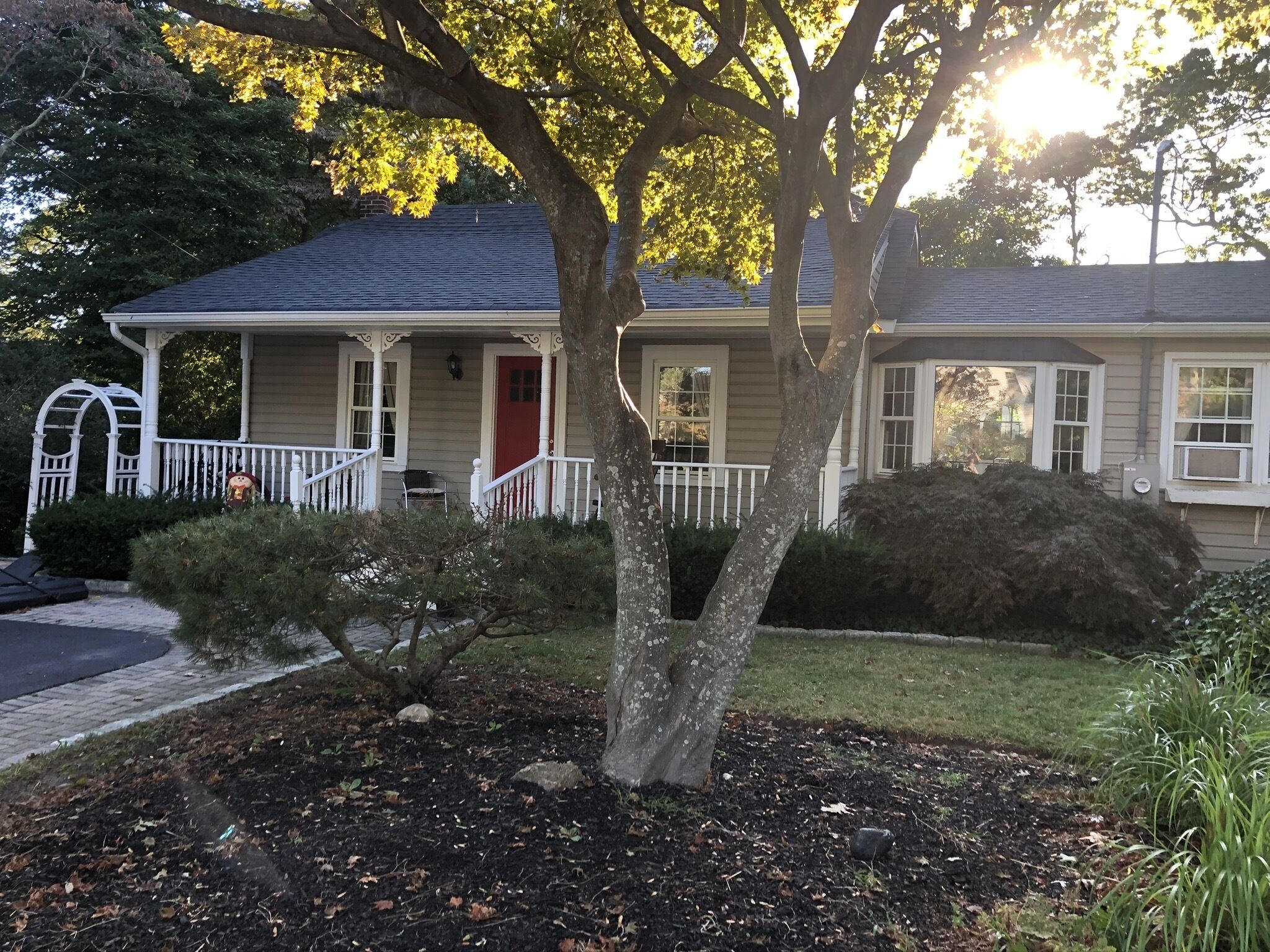Beautifully maintained, sunny 4 bedroom house (sleeps 7)
