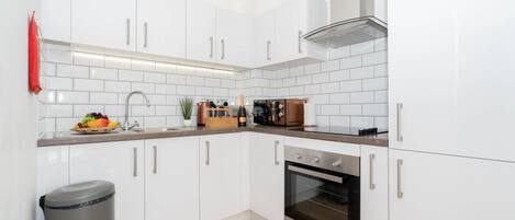 Frigorífico, microondas, horno y placa de cocina