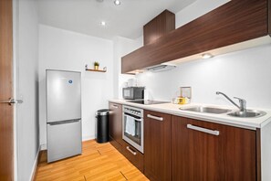 Køleskab, mikrobølgeovn, ovn, kogeplade