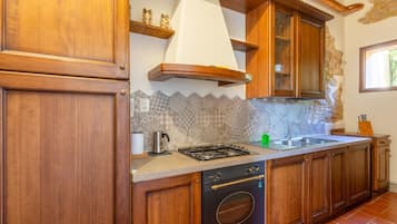 Fridge, microwave, oven, coffee/tea maker
