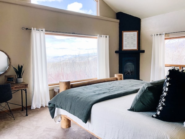 5 bedrooms, desk, iron/ironing board, travel cot