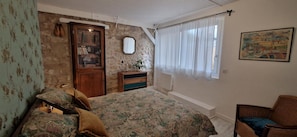 2 chambres, fer et planche à repasser, lit de bébé portatif