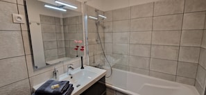 Ensemble baignoire-douche, séchoir à cheveux, serviettes fournies, savon