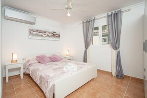 2 habitaciones, tabla de planchar con plancha, cuna de viaje y wifi