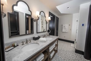 Premier Studio Suite | Bathroom
