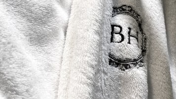 Een witte handdoek met het monogram “BH” erop geborduurd.