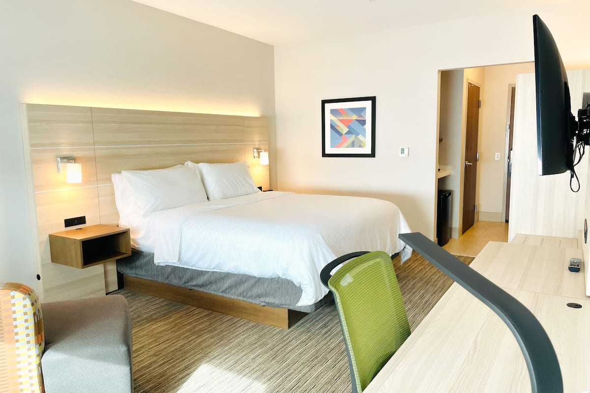 1 bedroom, desk, free wifi, bed sheets