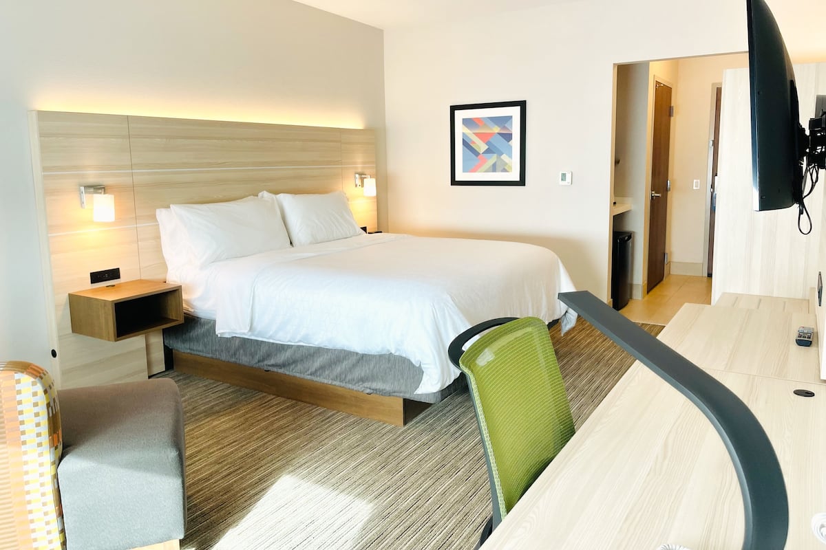 Desk, free WiFi, bed sheets
