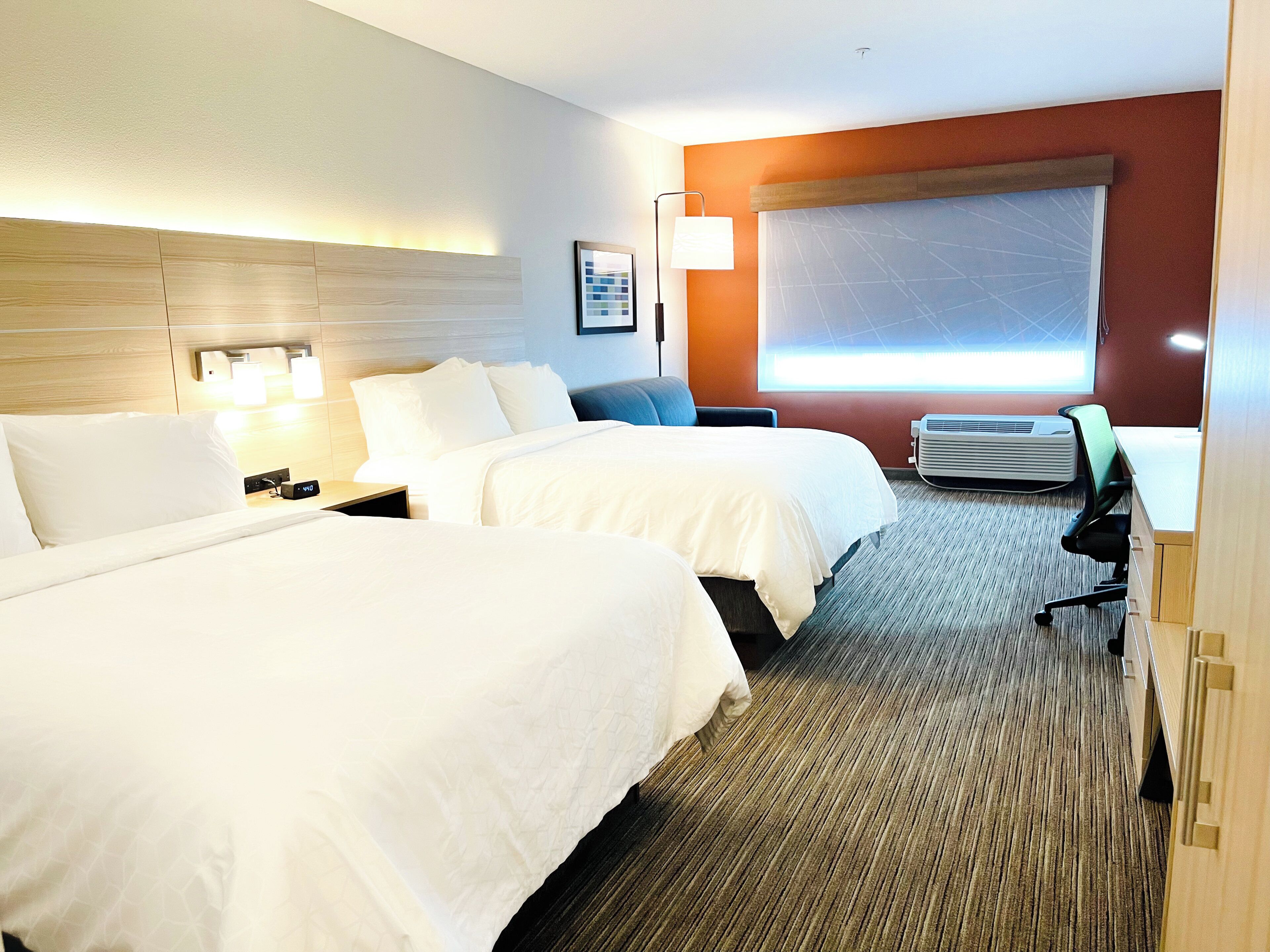 Escritorio, wifi gratis y ropa de cama 