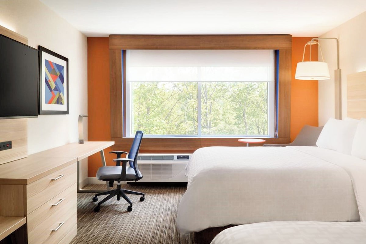 Desk, WiFi (free), bed sheets