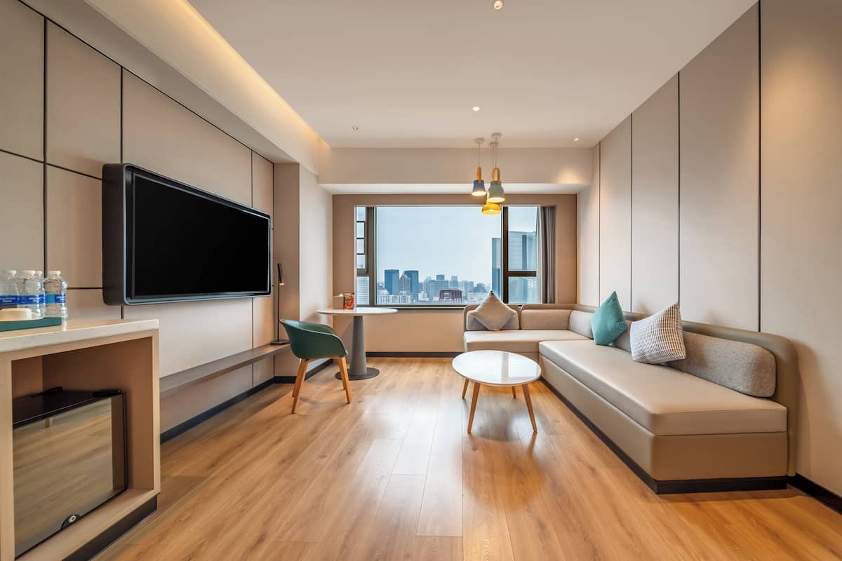 Suite, 1 soverom (Living Area) | Sengetøy av topp kvalitet, dundyner, minibar og safe på rommet