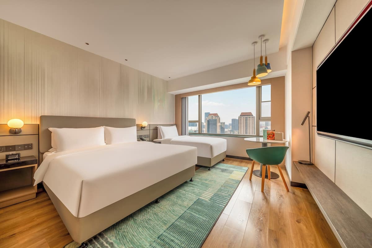 Rom – standard, flere senger (Nanjing Road View) | Sengetøy av topp kvalitet, dundyner, minibar og safe på rommet