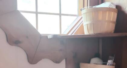 The Attic: 2br - 1bth - 4 guests