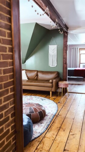 The Attic: 2br - 1bth - 4 guests