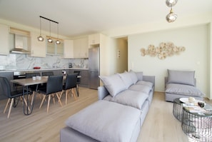 Eine moderne Wohnung mit Essbereich, Küche und Wohnraum.