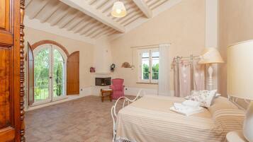7 bedrooms, iron/ironing board, WiFi, bed sheets